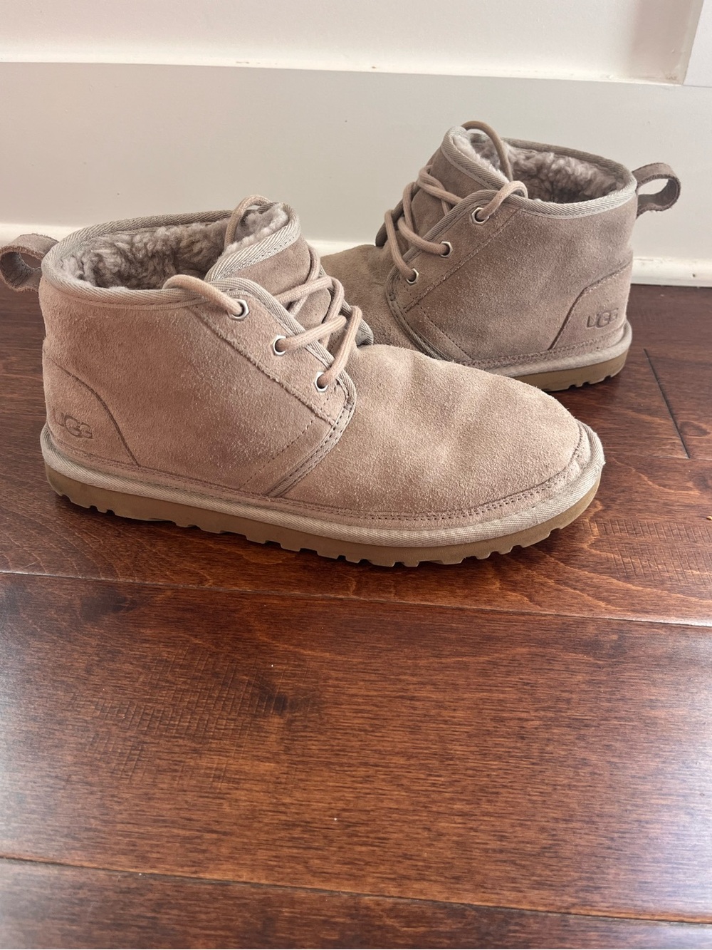 UGG womens Chukka Lace-Up Suede Boot - Taupe